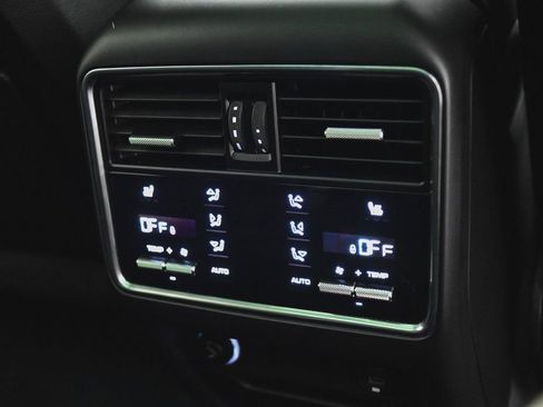 Used 2022 Porsche Cayenne Platinum Edition image 33