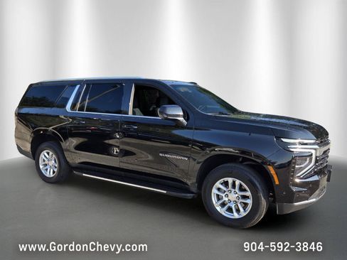 Used 2025 Chevrolet Suburban LT AWD/4WD image 8