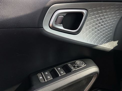 Used 2025 Kia Soul LX w/ LX Technology Package FWD image 17