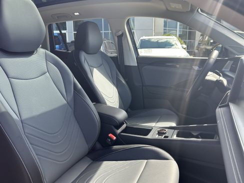 New 2025 Volkswagen Tiguan SE image 8