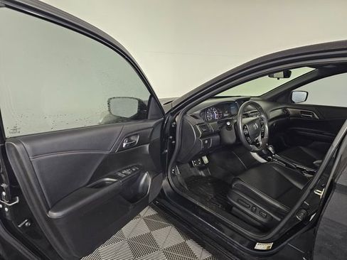 Used 2017 Honda Accord Sport image 21