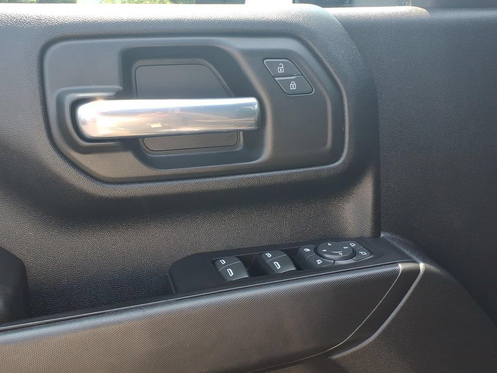Used 2022 Chevrolet Silverado 2500 Custom w/ Custom Value Package AWD/4WD image 4