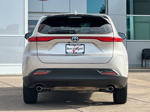 Used 2024 Toyota Venza LE AWD/4WD image 5