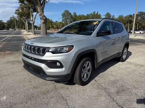 Used 2024 Jeep Compass Latitude image 3