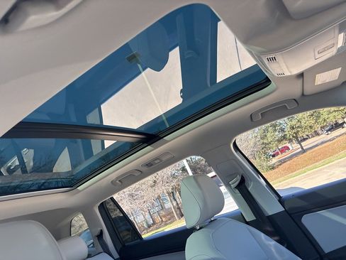 Used 2019 Volkswagen Tiguan SE image 13