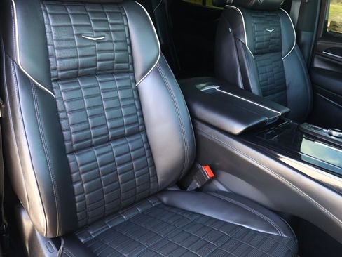 Used 2024 Cadillac Escalade V w/ LPO, ONYX Package image 25