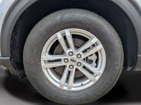 Used 2022 Ford Explorer XLT w/ Equipment Group 202A image 9