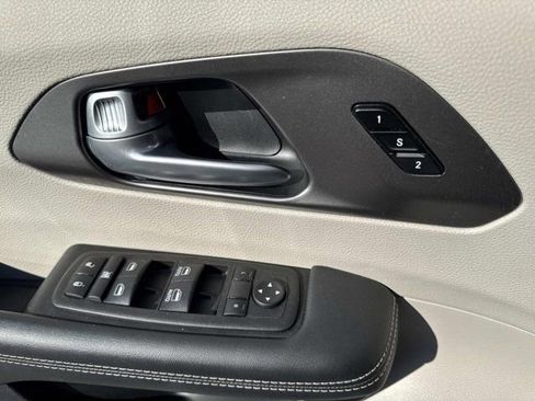 Used 2024 Chrysler Pacifica Touring-L image 8