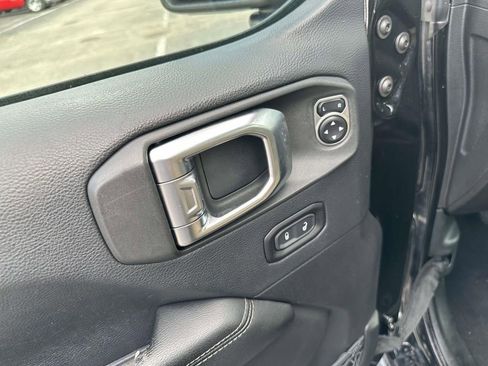 Used 2018 Jeep Wrangler Unlimited Sahara AWD/4WD image 19