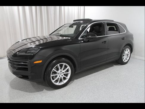 Used 2024 Porsche Cayenne AWD/4WD image 3