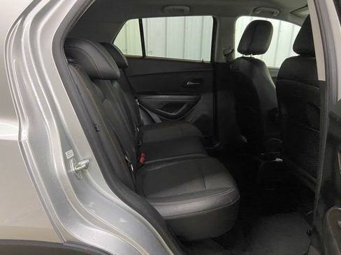 Used 2020 Chevrolet Trax LT w/ LT Convenience Package AWD/4WD image 11