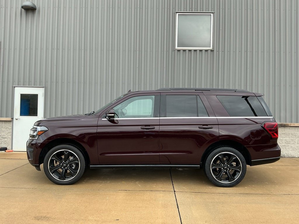 Used 2024 Ford Expedition Limited AWD/4WD image 2