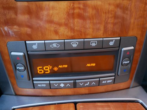 Used 2007 Cadillac XLR RWD image 17