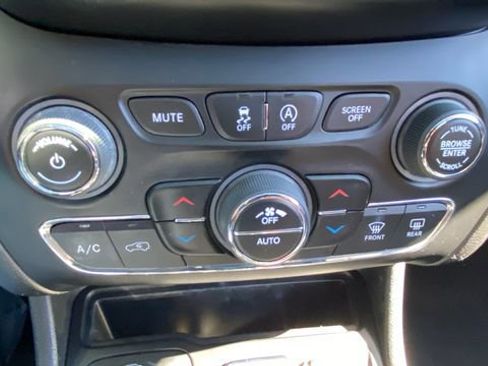 Used 2019 Jeep Cherokee Limited AWD/4WD image 27