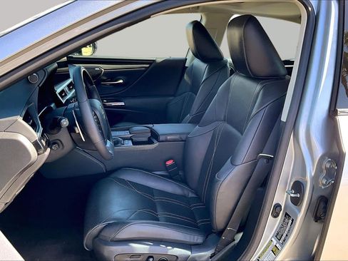 Certified 2022 Lexus ES 300h w/ Accessory Package FWD image 7