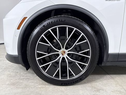 Certified 2025 Porsche Macan 4 Electric image 13