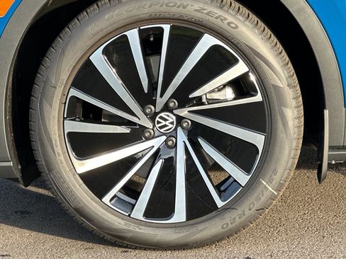 New 2025 Volkswagen ID.4 Pro AWD/4WD image 24