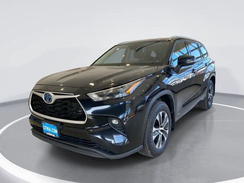 Used 2022 Toyota Highlander XLE AWD/4WD image 1
