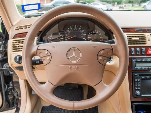 Used 2001 Mercedes-Benz E 320 4MATIC Sedan image 23