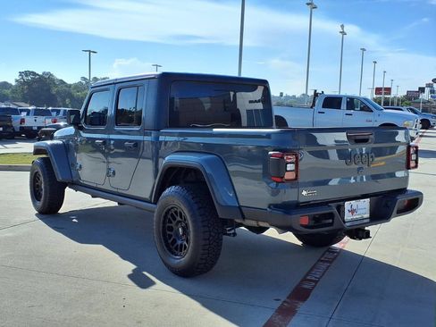 Used 2025 Jeep Gladiator Sport AWD/4WD image 2