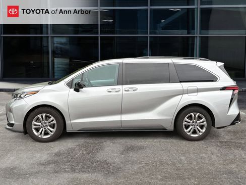 Used 2023 Toyota Sienna XSE w/ XSE Plus Package AWD/4WD image 3