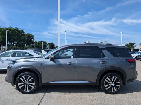 Certified 2024 Nissan Pathfinder Platinum w/ Black Appearance Package FWD image 3