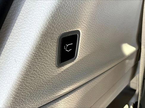 Used 2024 Chrysler Pacifica Touring-L FWD image 38