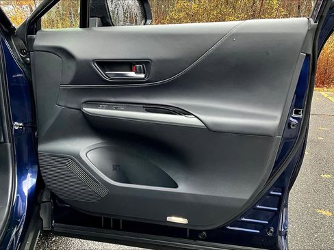 Used 2023 Toyota Venza LE image 21