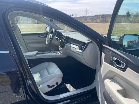 Used 2023 Volvo XC60 B5 Plus w/ Climate Package AWD/4WD image 9