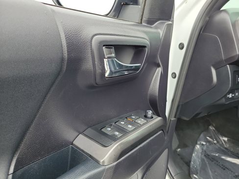 Used 2020 Toyota Tacoma TRD Sport image 18