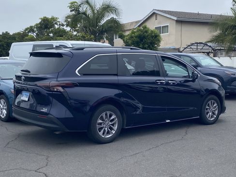 Used 2024 Toyota Sienna XLE FWD image 3