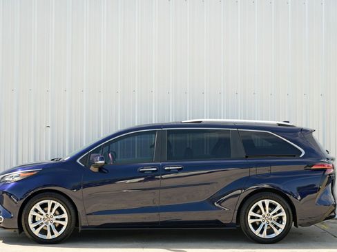 Used 2024 Toyota Sienna Platinum image 9