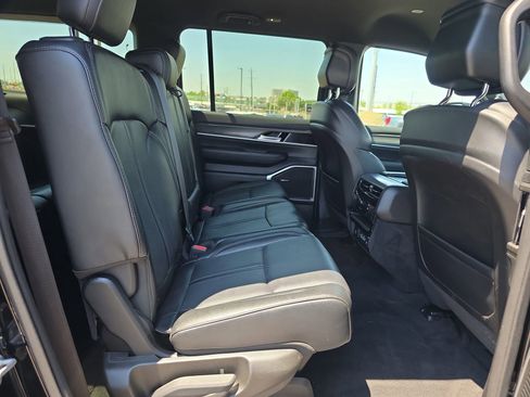 Used 2024 Jeep Wagoneer L Series II w/ Flexible Seating Group RWD image 15