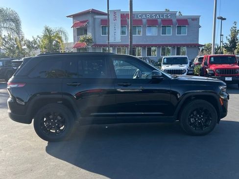 Used 2025 Jeep Grand Cherokee Altitude AWD/4WD image 4