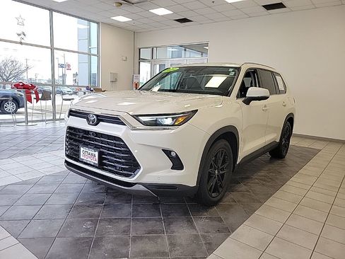 Used 2024 Toyota Grand Highlander Platinum image 2