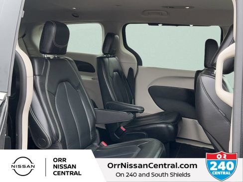 Used 2023 Chrysler Pacifica Touring-L FWD image 12