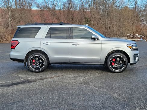 Used 2022 Ford Expedition Limited image 4