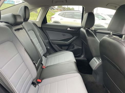 Used 2025 Volkswagen Jetta SE image 17