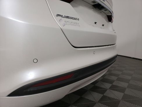 Used 2017 Ford Fusion SE w/ Fusion SE Technology Package image 7