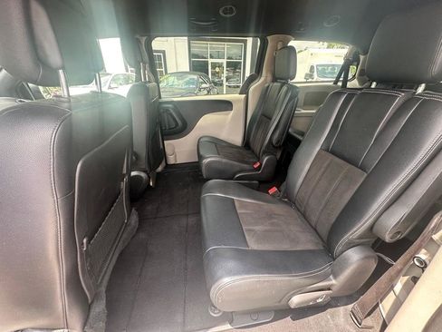 Used 2019 Dodge Grand Caravan SXT FWD image 12