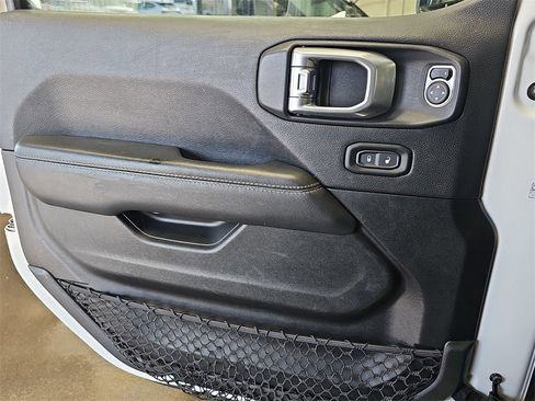 Used 2020 Jeep Wrangler Unlimited Sahara image 24