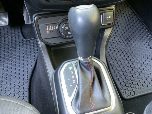 Used 2023 Jeep Renegade Trailhawk AWD/4WD image 34