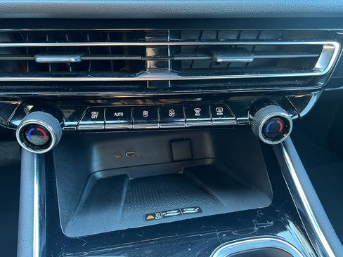 Used 2025 Chevrolet Traverse LT image 27