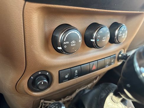 Used 2013 Jeep Wrangler Unlimited Sahara w/ Connectivity Group AWD/4WD image 40