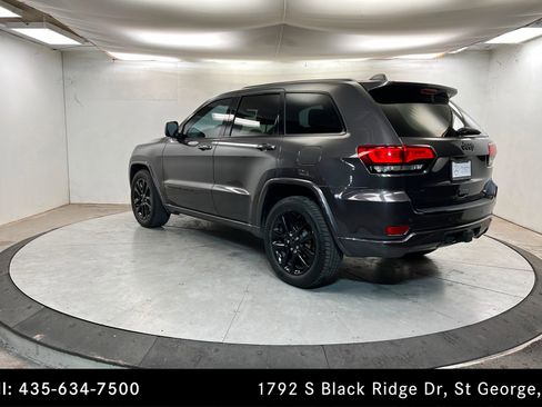Used 2017 Jeep Grand Cherokee Altitude image 3