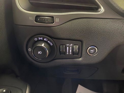 Used 2020 Jeep Cherokee Latitude Plus w/ Comfort/Convenience Group AWD/4WD image 26