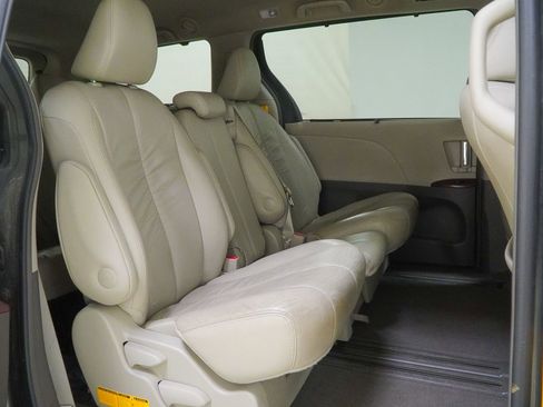 Used 2012 Toyota Sienna XLE image 41
