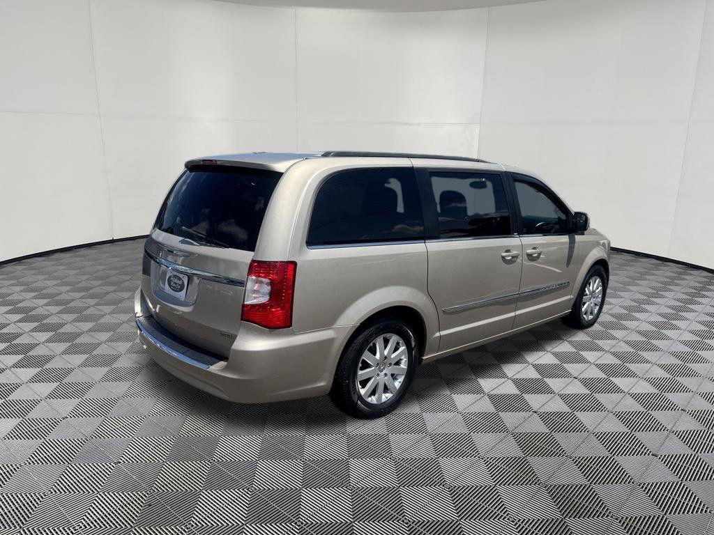 Used 2014 Chrysler Town & Country Touring FWD image 6