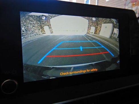 Used 2024 Toyota Prius LE FWD image 18