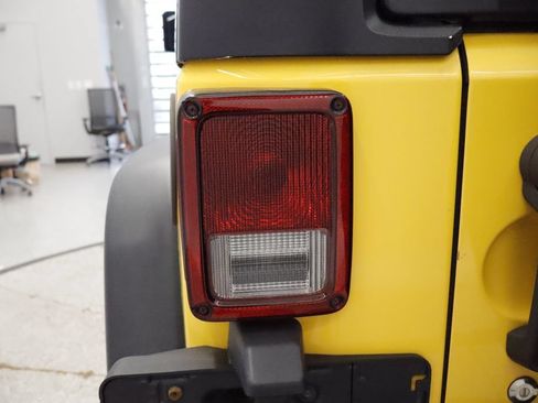 Used 2015 Jeep Wrangler Rubicon w/ Power Convenience Group AWD/4WD image 8